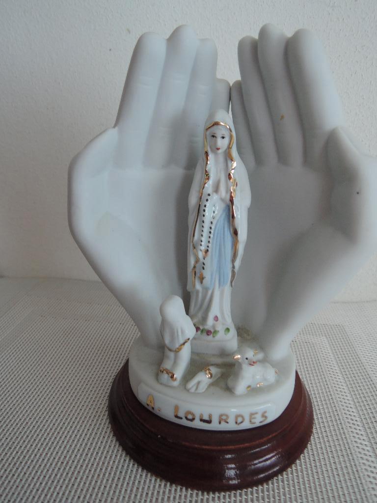Stenen handen met beeldjes van Maria en Bernadette, Ophalen of Verzenden, Zo goed als nieuw, Beeld(je), Christendom | Katholiek