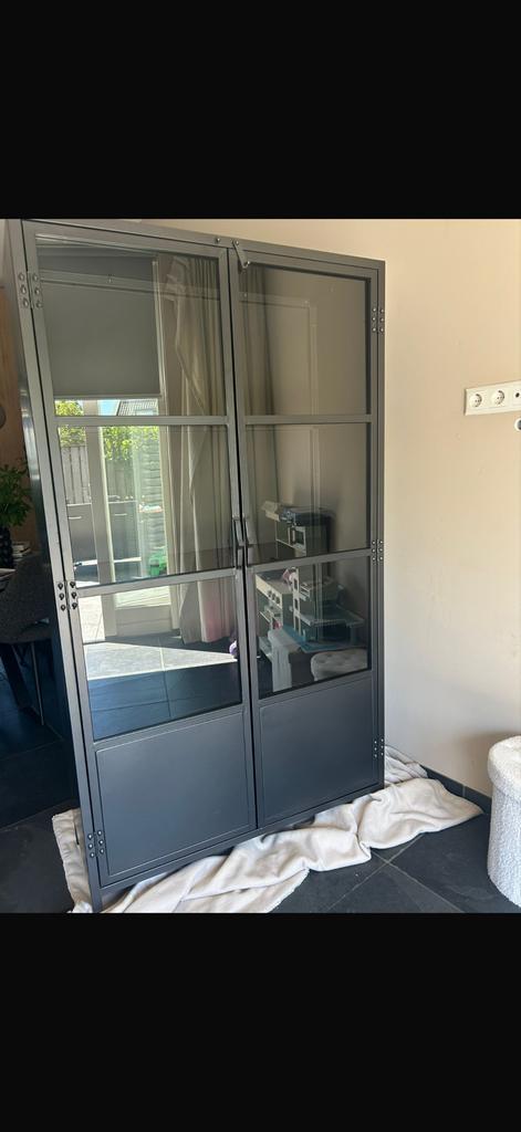 Stalen kast met glazen deuren, Huis en Inrichting, Kasten | Vitrinekasten, Zo goed als nieuw, 150 tot 200 cm, 100 tot 150 cm, 25 tot 50 cm
