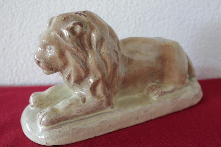Keramiek aardewerk beeldje van liggende leeuw. Piet Peters., Antiek en Kunst, Antiek | Keramiek en Aardewerk, Ophalen of Verzenden