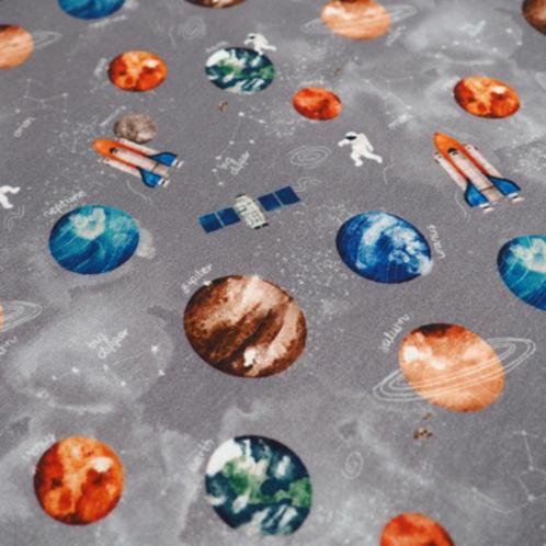 Promo! 3332)145x50cm french terry planeet astronaut grijs, Hobby en Vrije tijd, Stoffen en Lappen, Nieuw, Katoen, 120 cm of meer