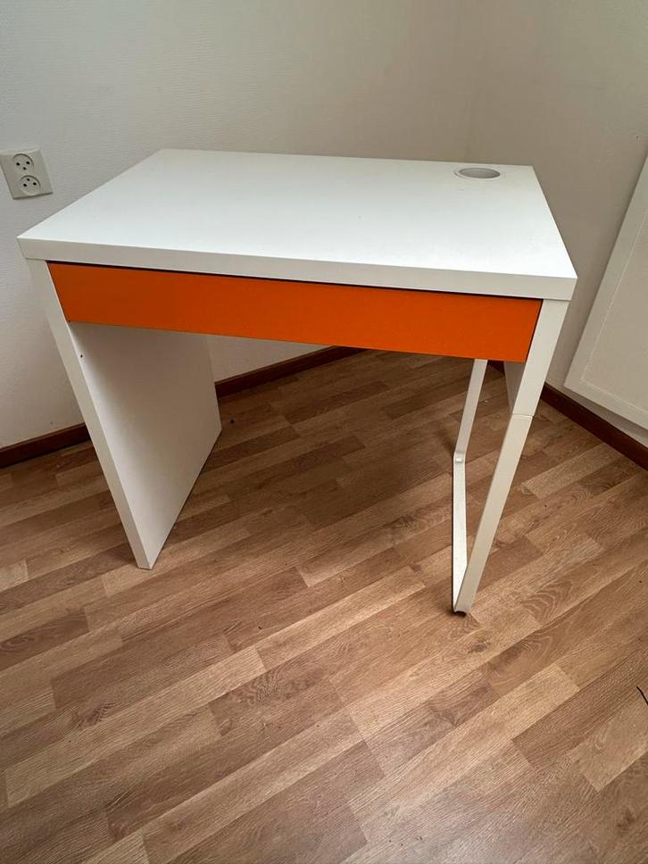 Modern Bureautje Wit met Oranje Lade - Oosterhout, Huis en Inrichting, Bureaus, Zo goed als nieuw, Bureau, Ophalen