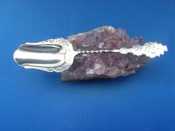 Zilveren suikerlepel met fijne decoraties beschikbaar voor biedingen