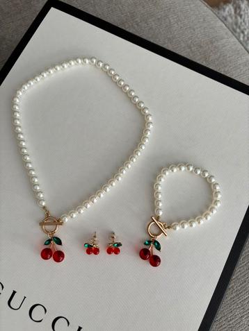 Sieradenset met parels en kersen beschikbaar voor biedingen