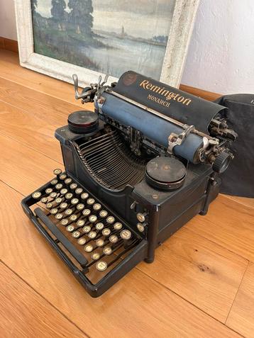 Antieke typemachine Remington beschikbaar voor biedingen