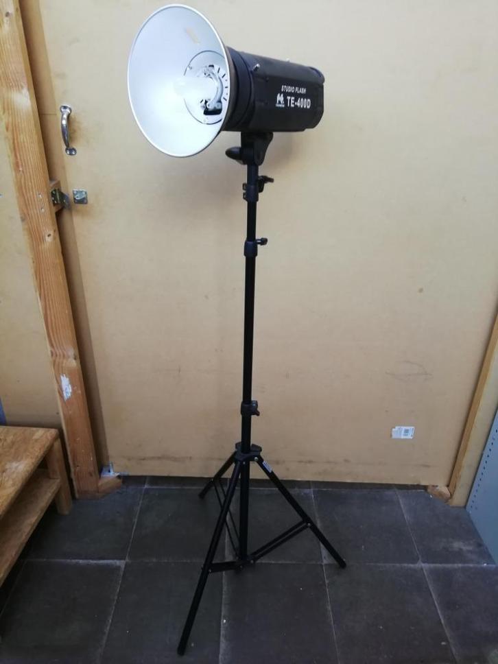 Falcon Eyes TE-400D studioflitser met statief en kappen, Audio, Tv en Foto, Fotografie | Flitsers, Gebruikt, Overige merken, Kantelbaar