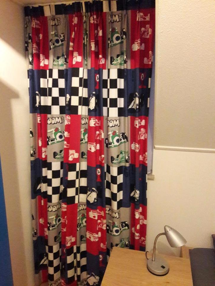 Overgordijnen met race auto's 2x64 cm breed, 204 cm hoog, Huis en Inrichting, Stoffering | Gordijnen en Lamellen, Gebruikt, 200 cm of meer