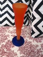 Mooie vaas oranje met een blauwe standaard, Ophalen of Verzenden, Glas, Minder dan 50 cm