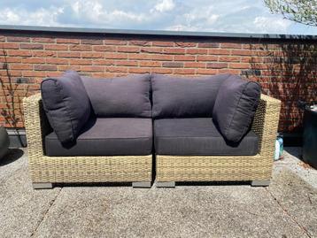 Set tuinbanken met kussens beschikbaar voor biedingen