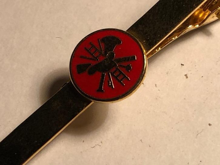 Metalen BRANDWEER DASSPELD (Rood/Goudkleur)., Verzamelen, Speldjes, Pins en Buttons, Zo goed als nieuw, Speldje of Pin, Overige onderwerpen