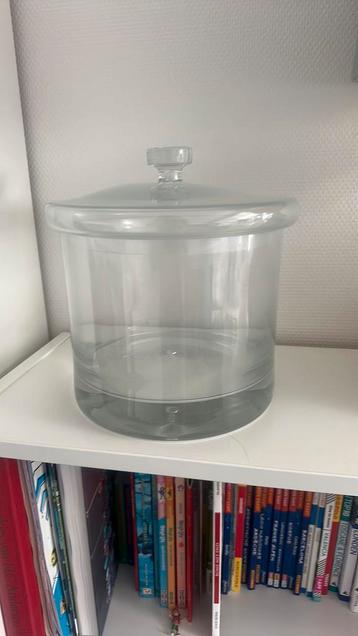 Glazen pot met deksel beschikbaar voor biedingen
