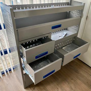 Nieuw showroom uitverkoop inrichting beschikbaar voor biedingen