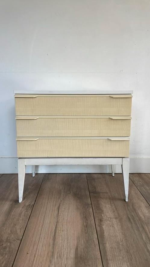 Retro nachtkastje, in wit met zachtgeel en 3 lades, Huis en Inrichting, Slaapkamer | Nachtkastjes, Gebruikt, 55 tot 70 cm, Hout