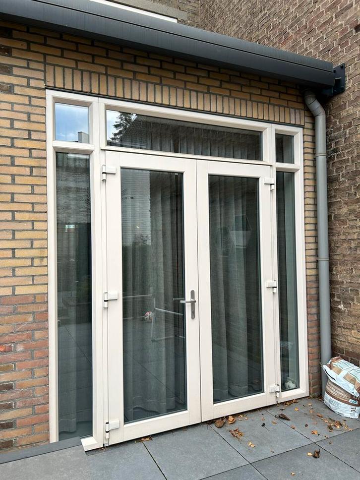 Kunststof kozijn met deuren, ramen & keukenraam, Doe-het-zelf en Verbouw, Deuren en Horren, Zo goed als nieuw, Buitendeur, 215 cm of meer