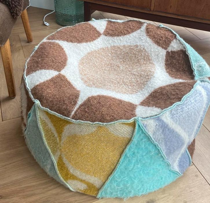 Orginele poeg gemaakt van vintage wollen dekens, Huis en Inrichting, Woonaccessoires | Plaids en Woondekens, Zo goed als nieuw
