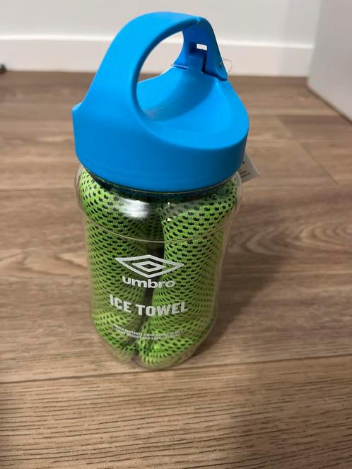 Umbro Ice Towel in Bidon - Nieuw, Sport en Fitness, Bidons, Nieuw, Ophalen of Verzenden