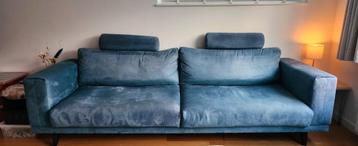 Blauwe bank met hoofdsteunen en hocker beschikbaar voor biedingen