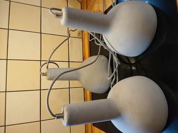 3 hanglampen. Gemaakt van beton of steen. beschikbaar voor biedingen