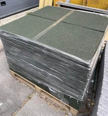 100 st Groene rubberen-/softtegels (50x50x2.5cm) beschikbaar voor biedingen