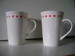 2 Nieuwe grote mokken wit met rand rode en roze hartjes, Nieuw, Ophalen of Verzenden, Overige stijlen, Kop(pen) en/of Schotel(s)