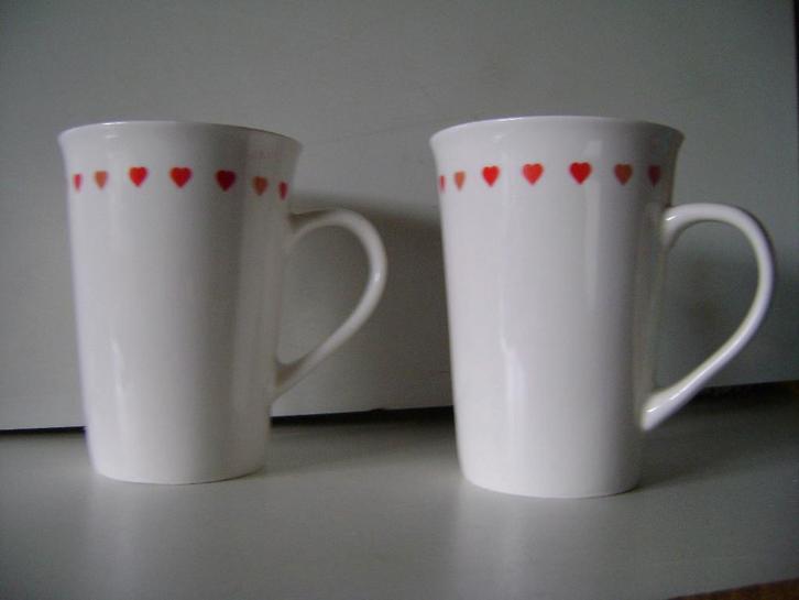 2 Nieuwe grote mokken wit met rand rode en roze hartjes, Huis en Inrichting, Keuken | Servies, Nieuw, Kop(pen) en/of Schotel(s)