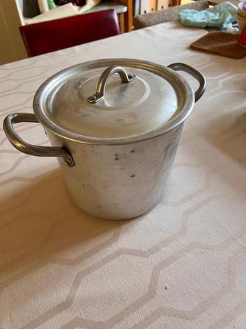 Aluminium kampeerpan met deksel beschikbaar voor biedingen
