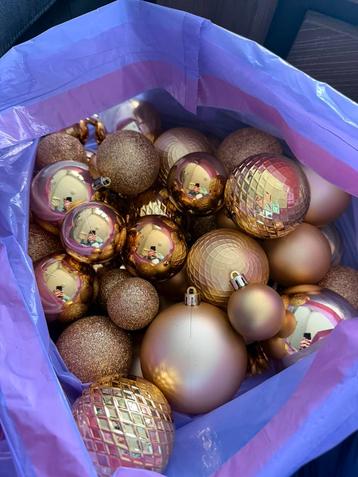 Ongeveer 100 Licht goud kerstballen beschikbaar voor biedingen