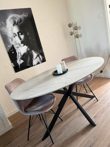 ovale eettafel beschikbaar voor biedingen