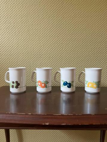 Set van 4 vintage mokken fruit design made in england retro beschikbaar voor biedingen