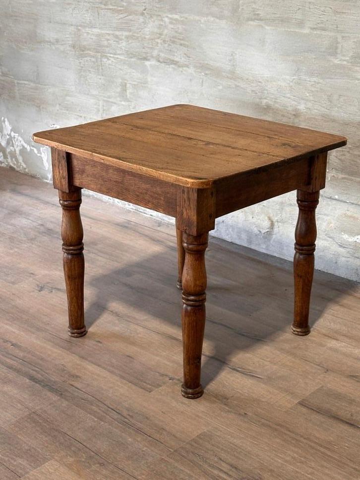 Klein Frans tafeltje - 68 x 68 cm + 66 cm hoog, Huis en Inrichting, Tafels | Bijzettafels, Gebruikt, Vierkant, 60 cm of meer, 55 tot 75 cm