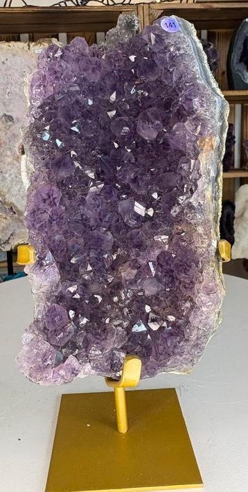 Amethist cluster op standaard beschikbaar voor biedingen