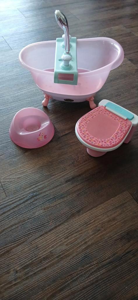 Baby Born bad en toiletset(bad, toiletpot en po), Kinderen en Baby's, Speelgoed | Poppen, Zo goed als nieuw, Babypop, Ophalen of Verzenden