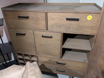 NIEUWE WANDKAST IN SMOKEKLEUR MET WIJNREK
