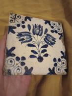 Oude Delfts Blauwe Tegel met Bloemmotief, Ophalen of Verzenden