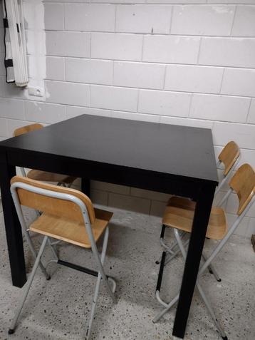Hoge tafel met barstoelen beschikbaar voor biedingen