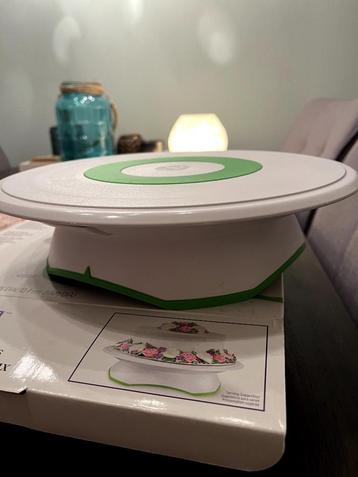 Wilton draaiplateau voor taartdecoratie beschikbaar voor biedingen