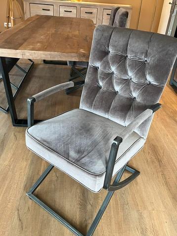Eetkamer set stoelen plus bankje beschikbaar voor biedingen