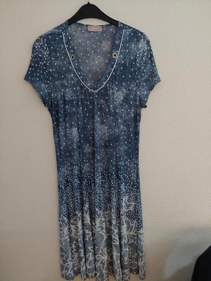 Jurk onder de kniel.105cm CAMS M jeansblauw +wit 2xGedragen., Kleding | Dames, Jurken, Zo goed als nieuw, Maat 38/40 (M), Blauw
