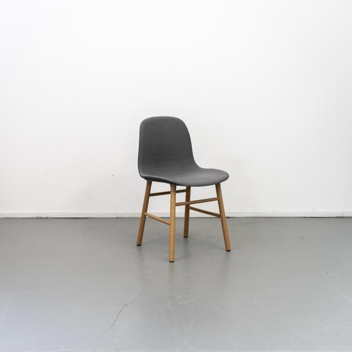 3 Normann Copenhagen Form stoel Grijs stof Eik, Huis en Inrichting, Stoelen, Nieuw, Hout, Stof, Grijs, Ophalen of Verzenden