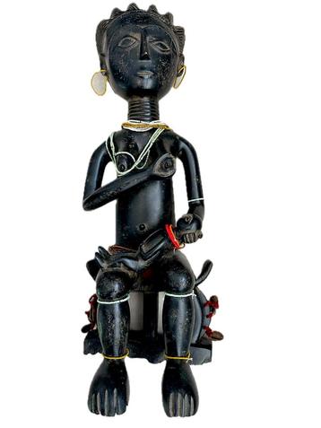 Afrikaanse Ashanti Ghana moederfiguur met kralen & kauri beschikbaar voor biedingen