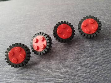 Lego 2x2 studs wielen Rood met grof profiel banden Zwart.  beschikbaar voor biedingen