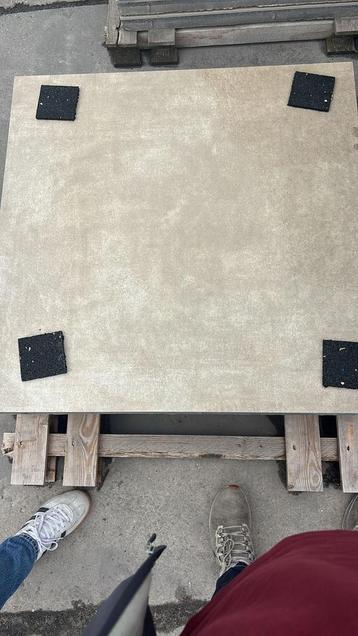 Keramische tegel 90x90cm taupe beschikbaar voor biedingen