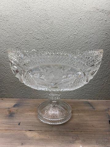 Antieke Kristallen geslepen ovale Schaal op voet bloemen beschikbaar voor biedingen