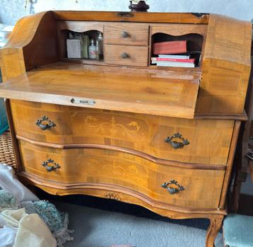 Secretaire beschikbaar voor biedingen