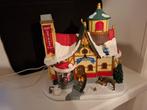 Lemax kerstman chalet met rook (#15742), Diversen, Kerst, Ophalen of Verzenden, Zo goed als nieuw