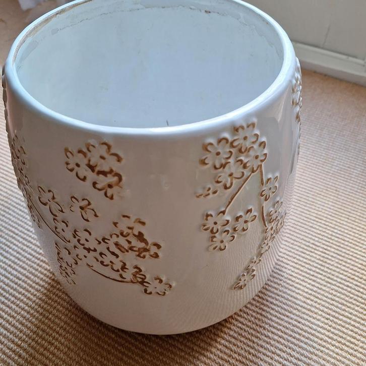 Bloempot ecru en terracotta handmade, Huis en Inrichting, Woonaccessoires | Schalen en Manden, Zo goed als nieuw, Rond, Steen of Aardewerk
