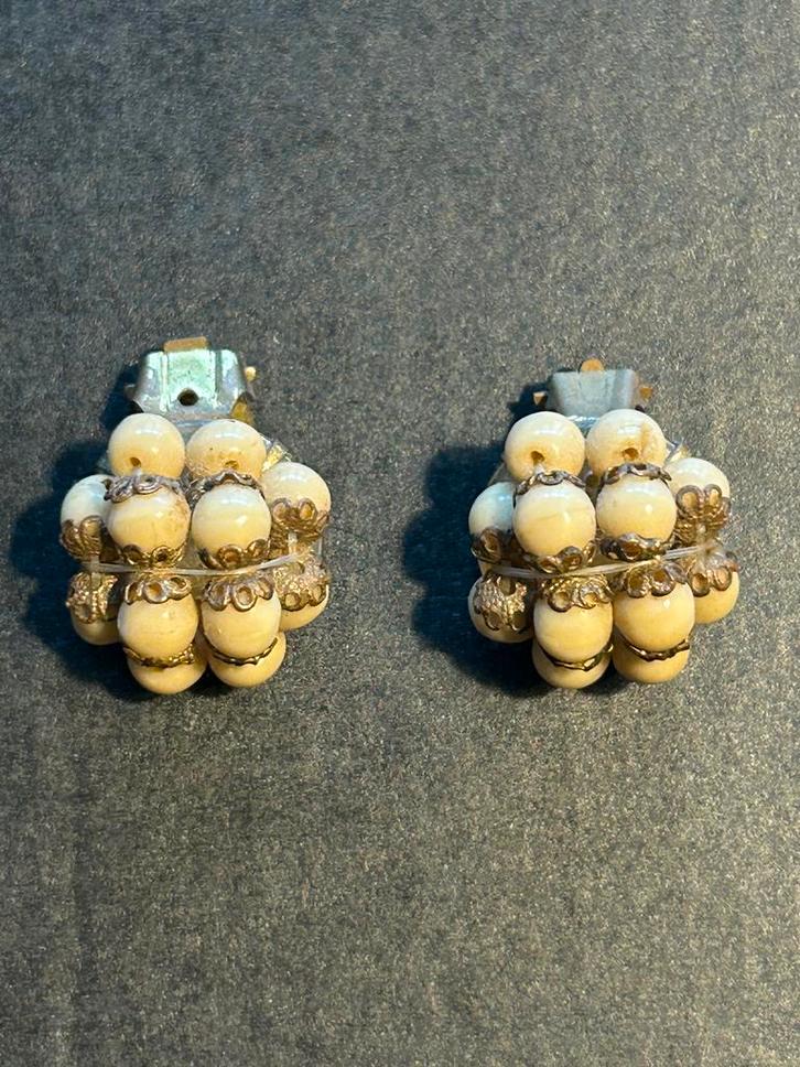 Vintage Crème Oorbellen '60s Clip, Sieraden, Tassen en Uiterlijk, Oorbellen, Gebruikt, Knopjes of Stekers, Overige materialen