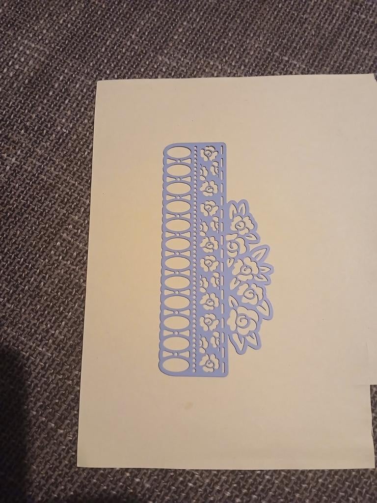 Sizzix snijmal rand met bloemen, Hobby en Vrije tijd, Scrapbooking, Ophalen of Verzenden, Zo goed als nieuw, Frame of Mal, Sizzix