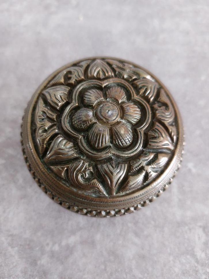 Betelnoot/Sirihi doos/kalkdoos klein, Antiek en Kunst, Curiosa en Brocante, Ophalen of Verzenden