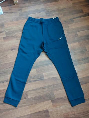 Nike trainingsbroek tapered fit maat M. Gratis verzending beschikbaar voor biedingen
