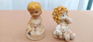 2 vintage beeldjes van kindje met hondje en meisje met katje beschikbaar voor biedingen